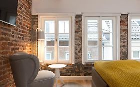 Square Rooms 20